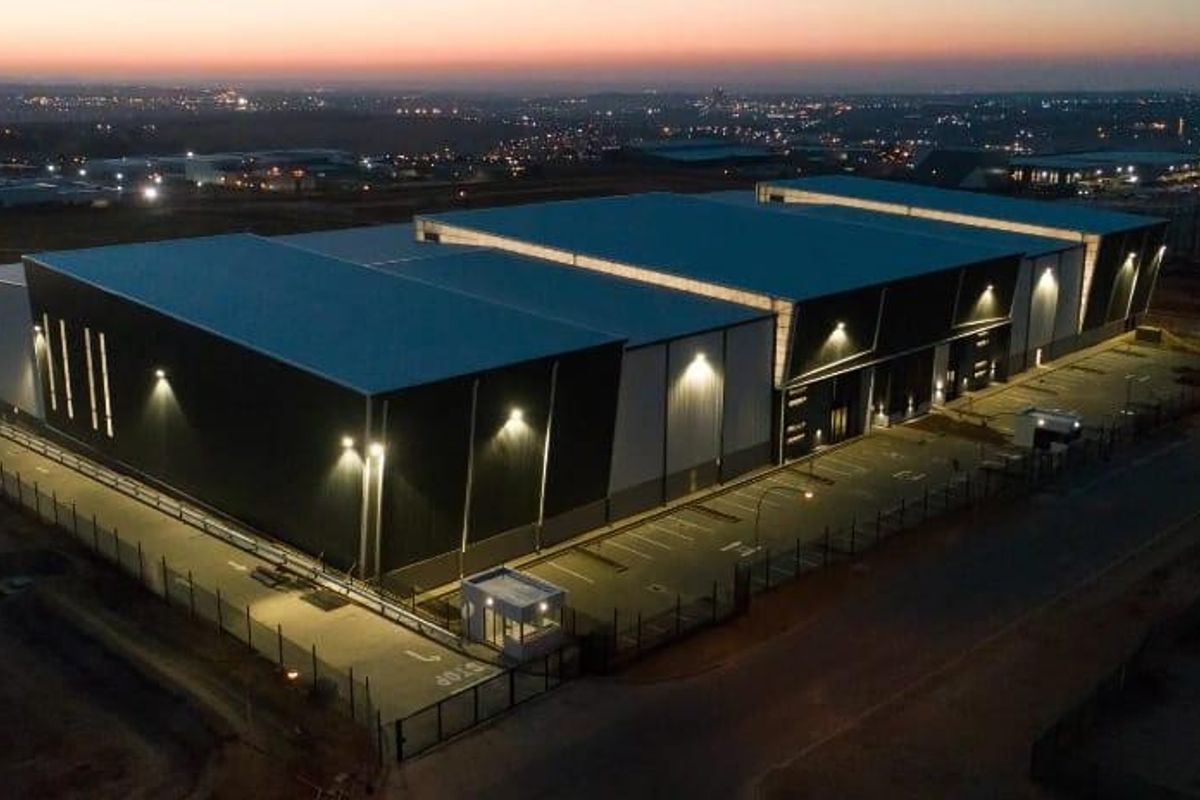 11 366m2 Lords View Warehouse To Let - Photo 3