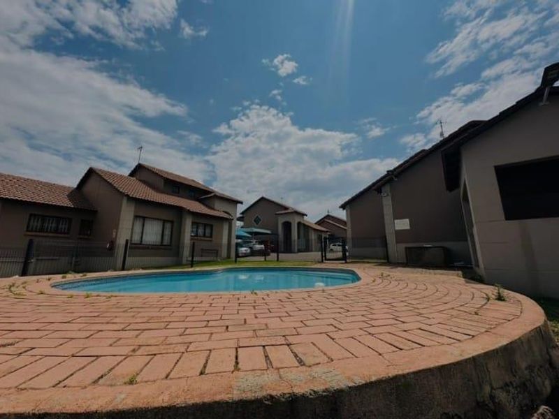 2 Bedroom Townhouse for Sale in Mondeor Johannesburg South - Photo 5