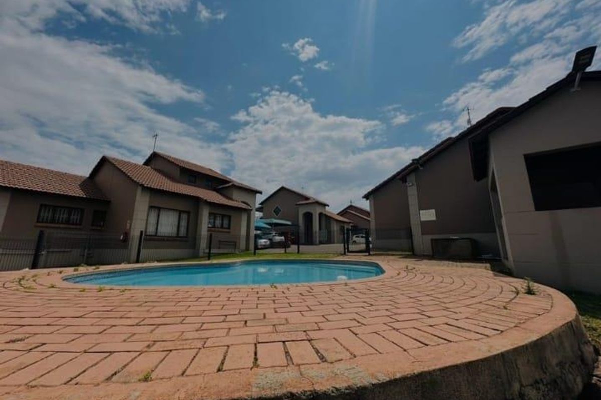 2 Bedroom Townhouse for Sale in Mondeor Johannesburg South - Photo 5