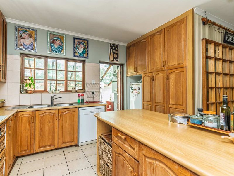 4 Bedroom Family Home with Pool & Table Mountain Views - Close to school SACS Junior School and Sans Souci Girls High School - Photo 8
