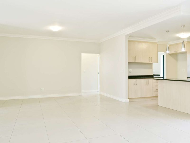 Spacious Three bedroom with Double garage - Photo 8