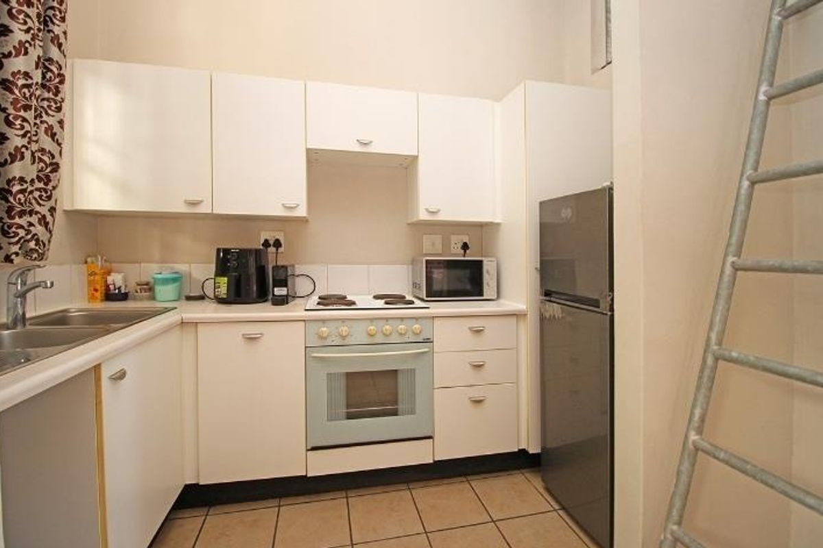 Charming 1-Bed Apartment with Loft in Houghton village Estate - Photo 4