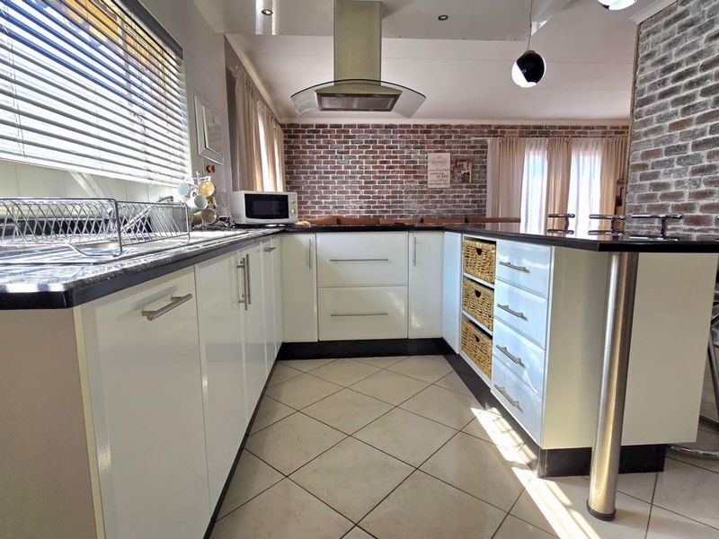 3 Bedroom House for sale in Oakdene - Photo 4