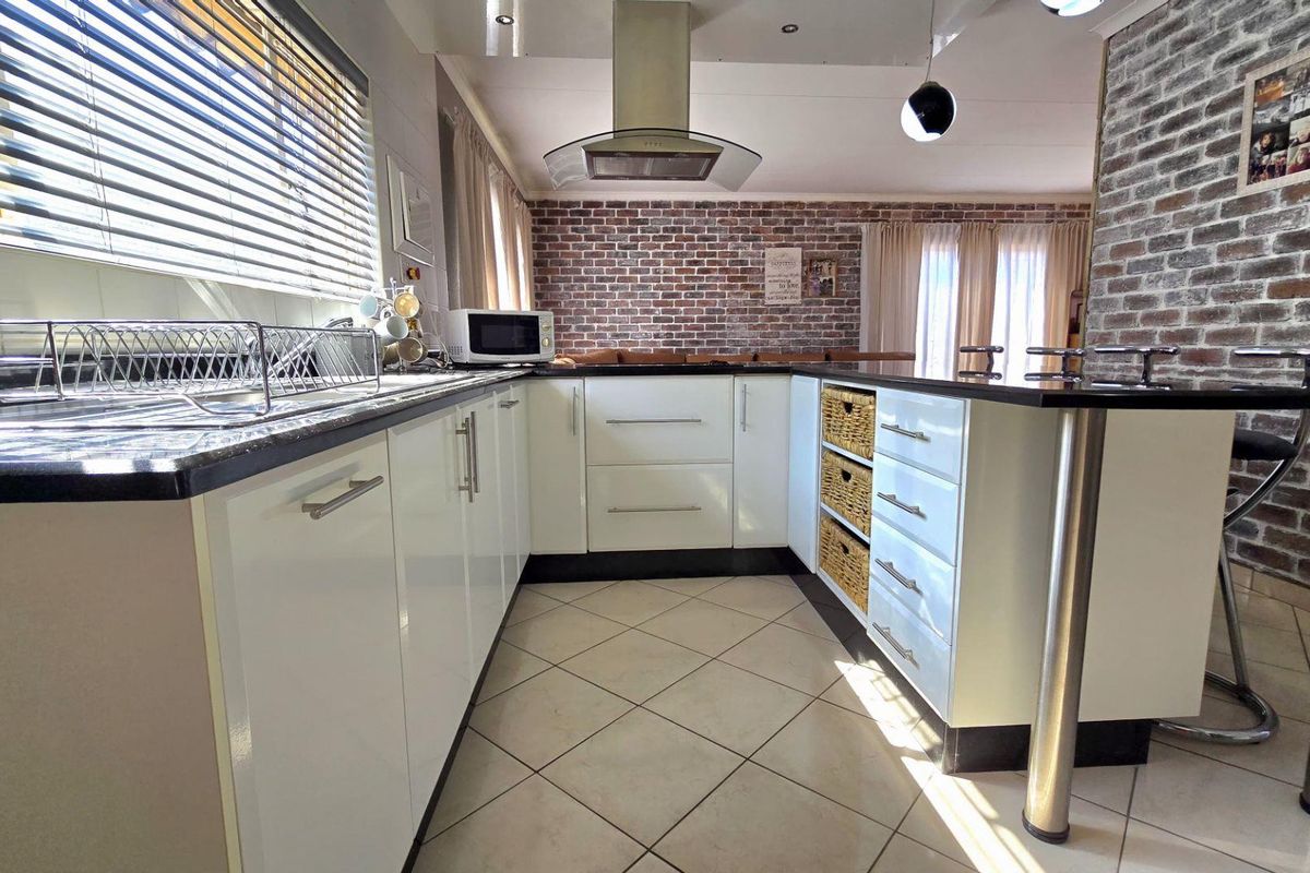 3 Bedroom House for sale in Oakdene - Photo 4