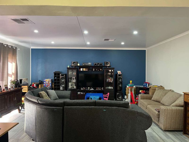 4 Bedroom Family Home with Private 2 Bedroom Flat in a Sought-After Neighbourhood - Photo 9