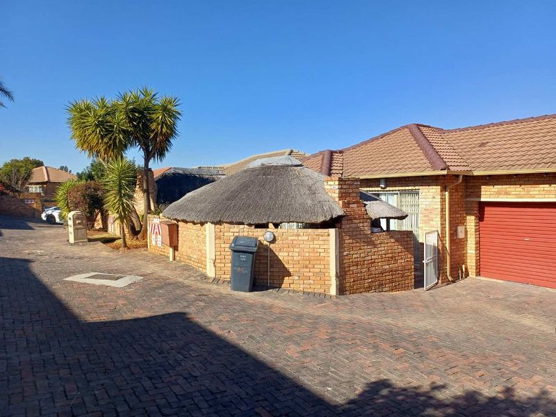 Spacious 2 bedroom 2 bathroom unit in Wilgeheuwel - Photo 1