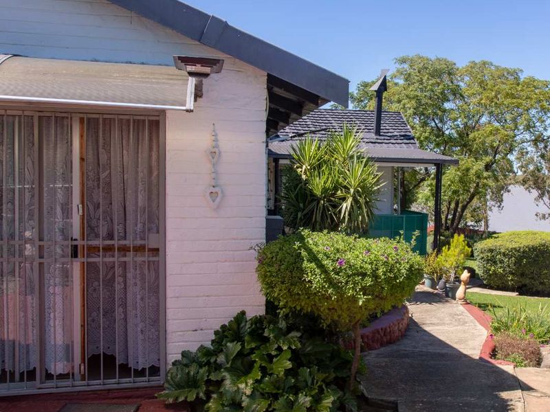 Waterfront Living – A Once-in-a-Lifetime Opportunity. 3 BedroomHouse with Flatled- Turn-Key investment with Solar Backup system - Photo 10