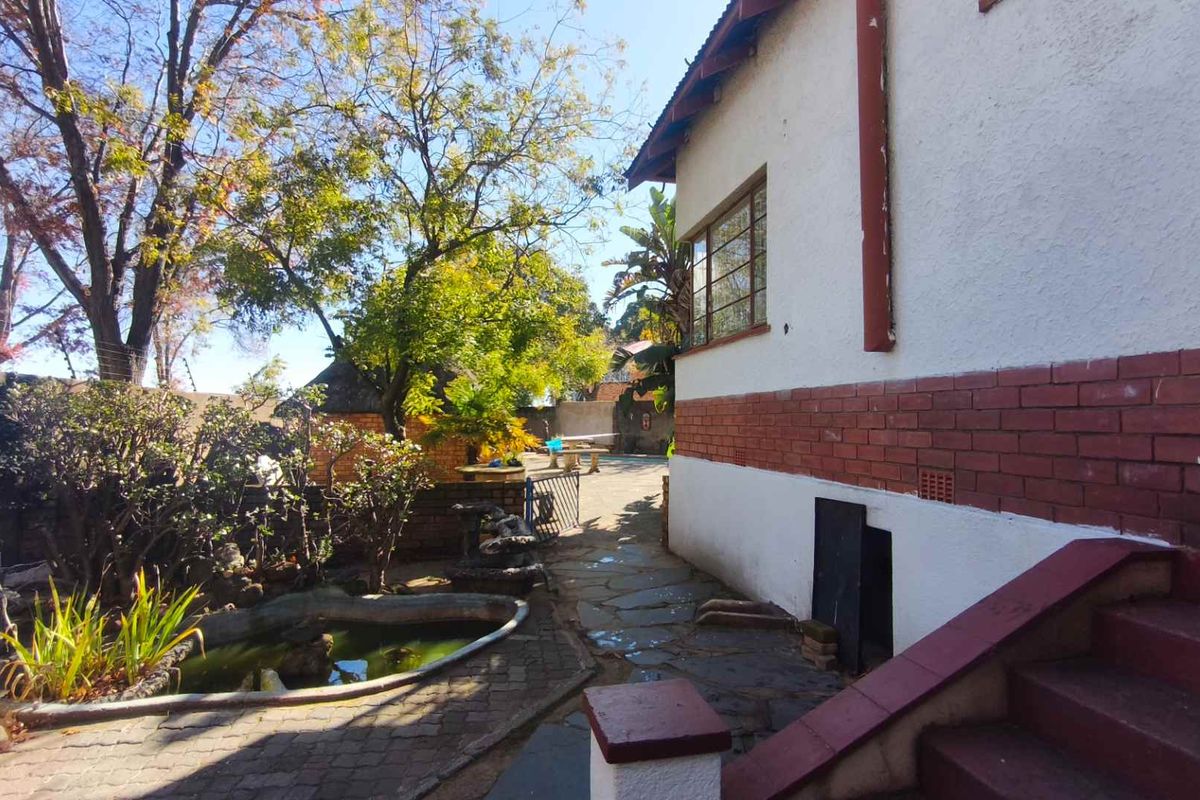 10 room rental investment property for sale in Turf Club, Johannesburg south - Photo 5