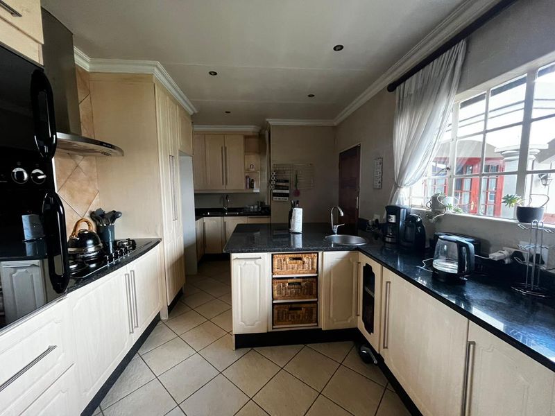 4 Bedroom family Home situated in the sought after area of farrarmere - Photo 8