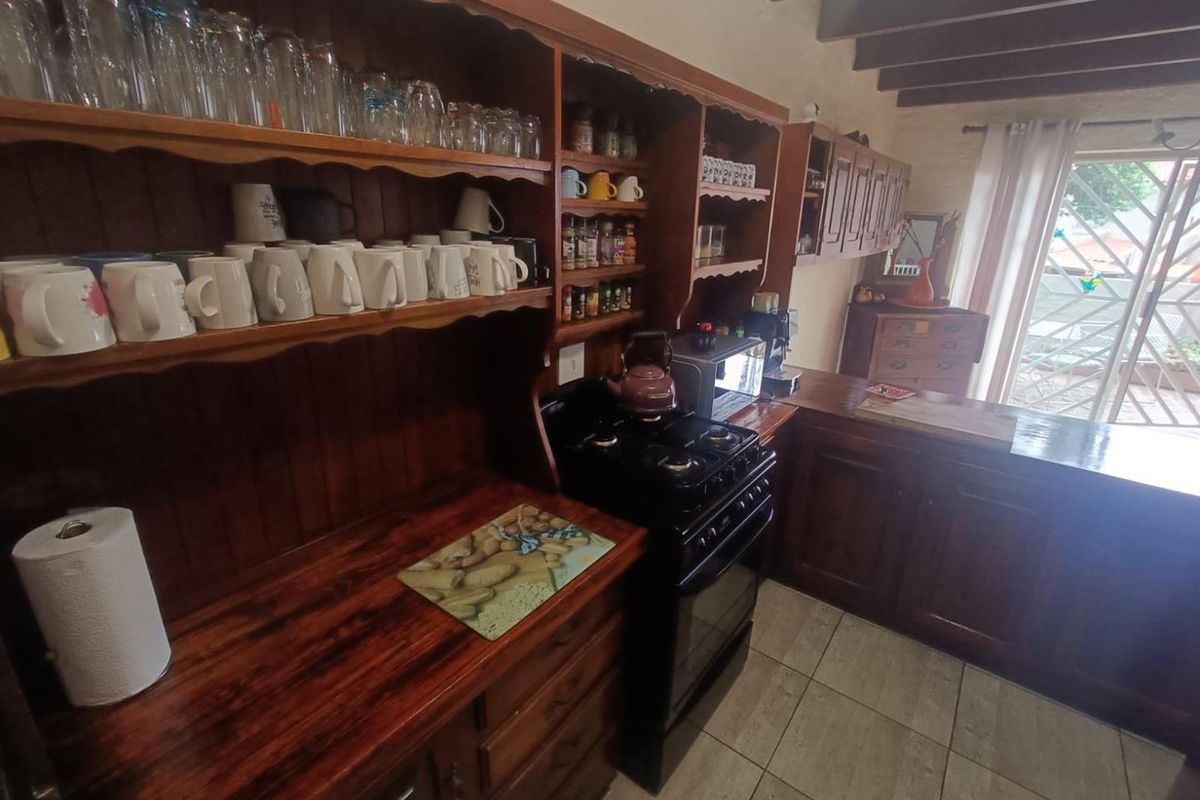 Lovely Unit for Sale in Hennopspark - Photo 3