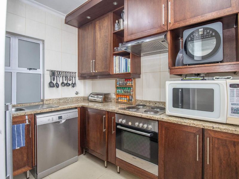 Immaculate West-Facing Townhouse in The Stableyard, Royal Ascot Estate! - Photo 9