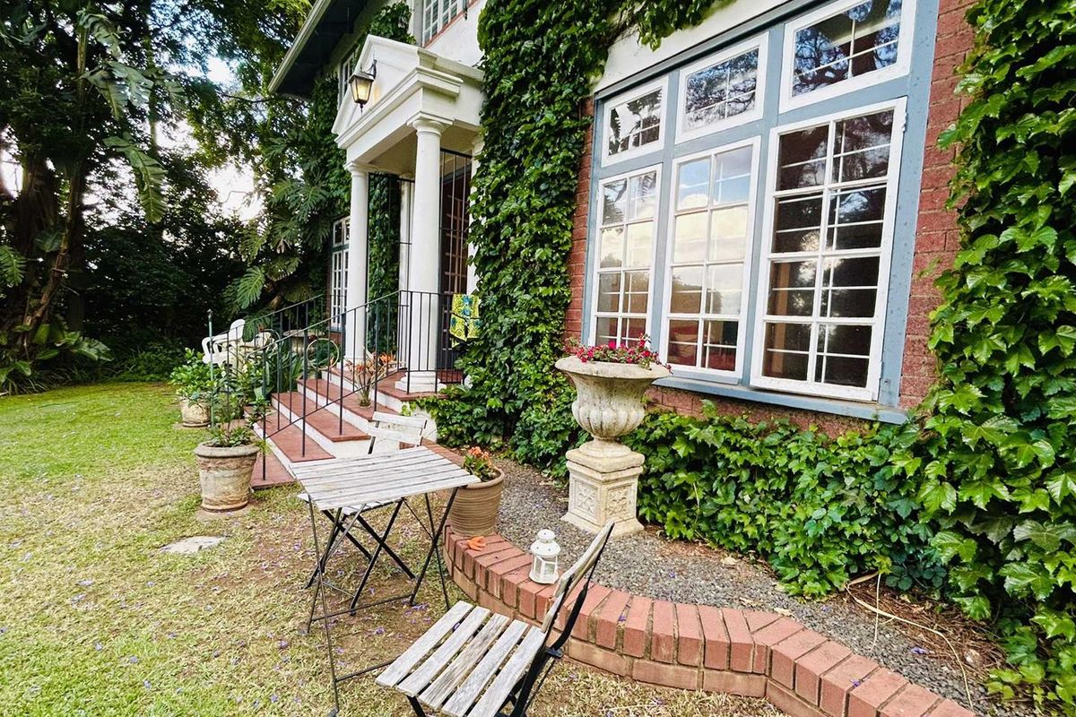 EXTRAORDINARY PROPERTY IN A SOUGHT AFTER BOOMED OFF AREA - Photo 4