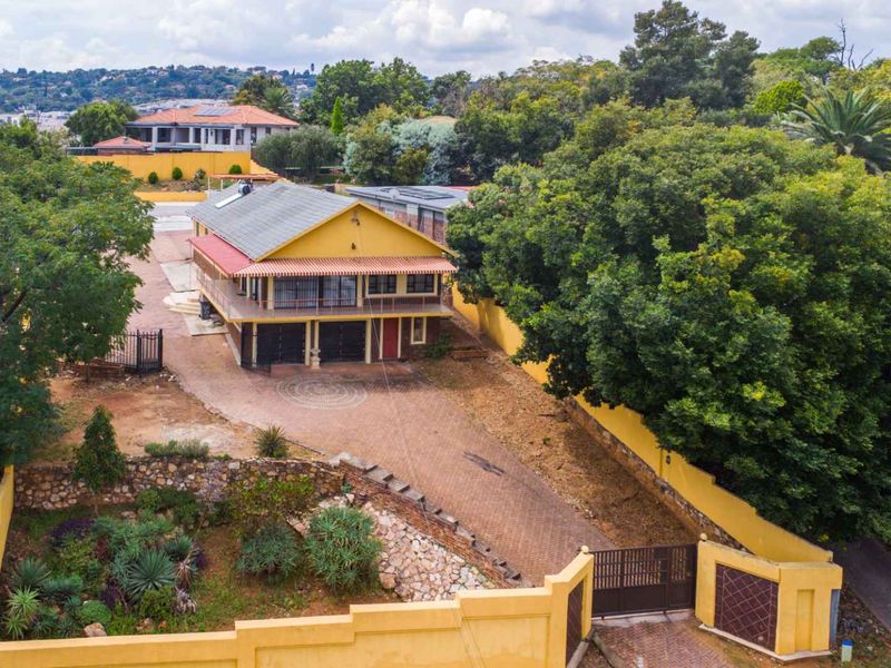 Exceptional Family Living in Waterkloof Ridg - Photo 3