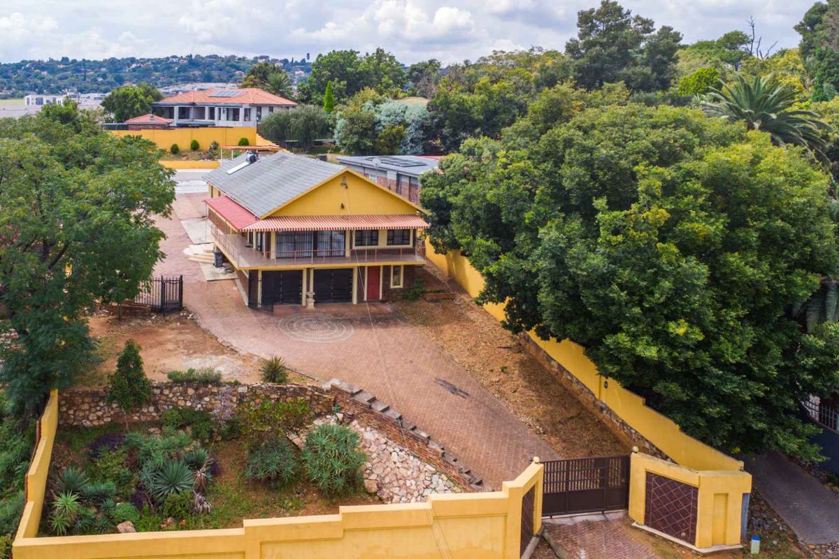 Exceptional Family Living in Waterkloof Ridg - Photo 3