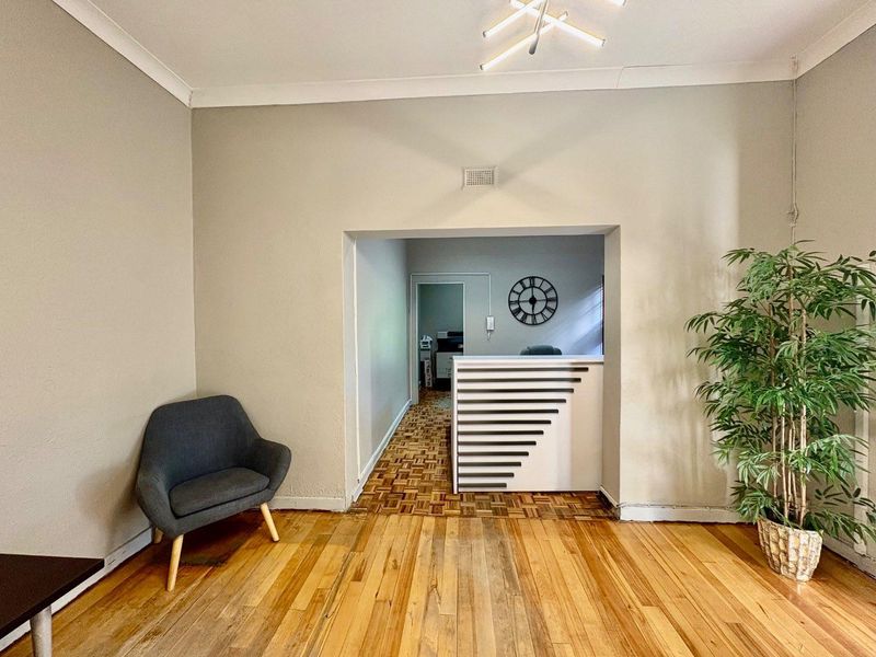 Versatile 4-Bedroom Home with Pool & Ample Parking - Photo 4