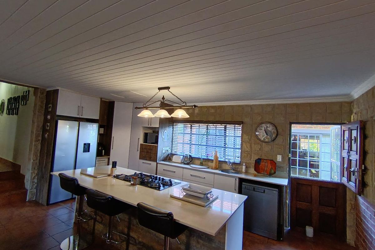 Luxury Dual Living with Exceptional Entertainment Spaces - Photo 3