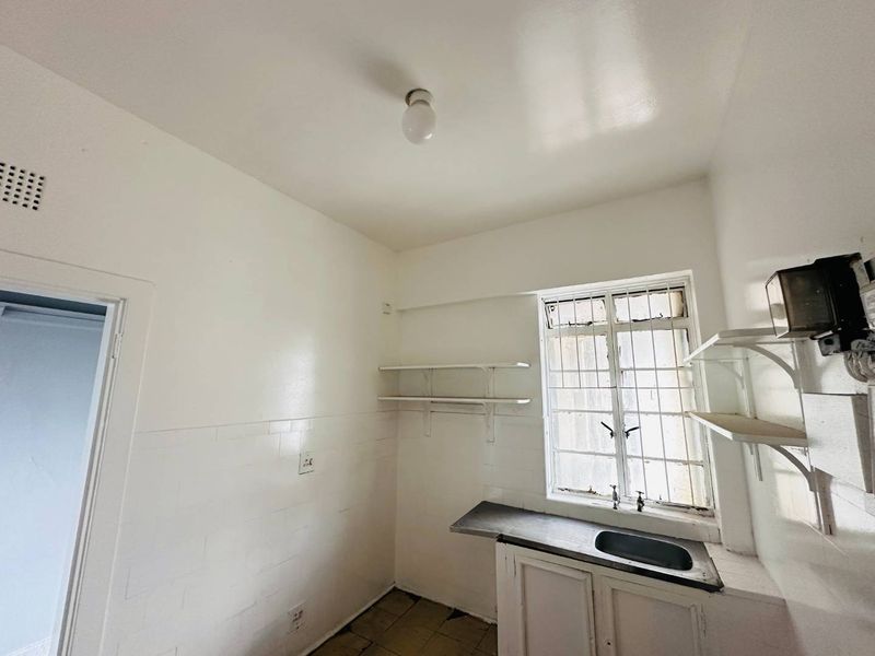 Secure Living: 24/7 Security & Easy Commute! - Photo 8