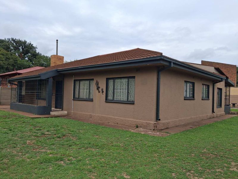 4 Bedroom House For Sale in Vanderbijlpark C.W 5 - Photo 3