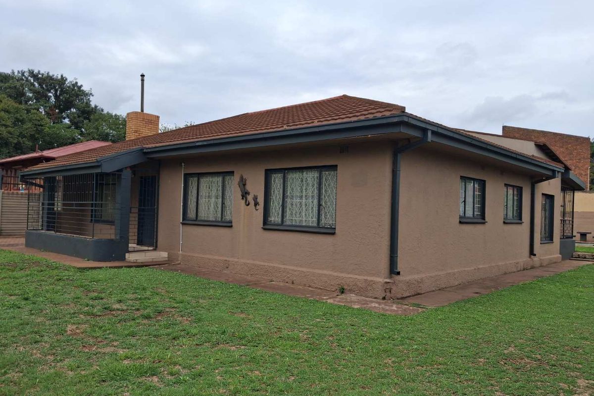 4 Bedroom House For Sale in Vanderbijlpark C.W 5 - Photo 3