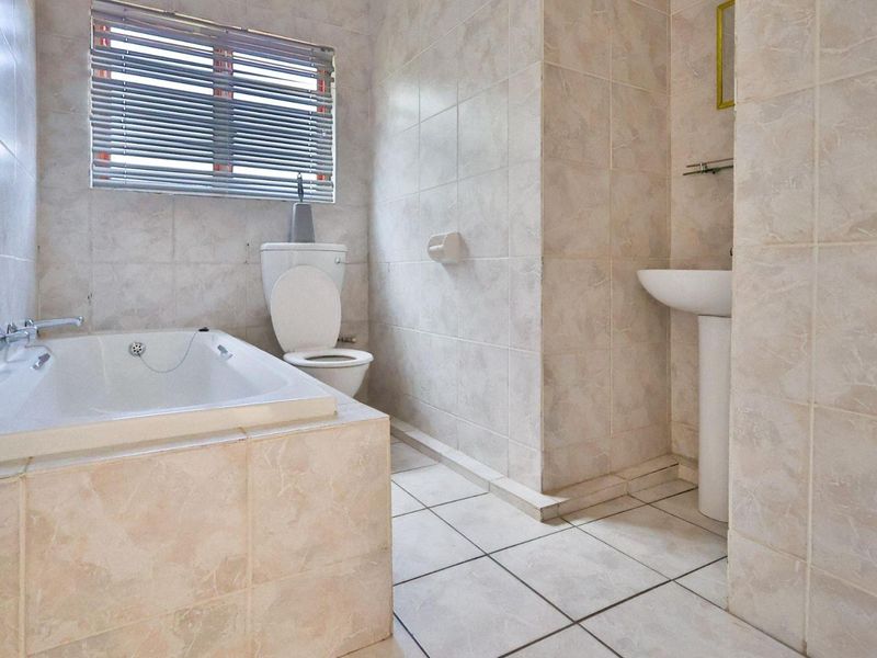 2 Bedroom, 2 Bathroom Apartment in Winchester Hills - Photo 8