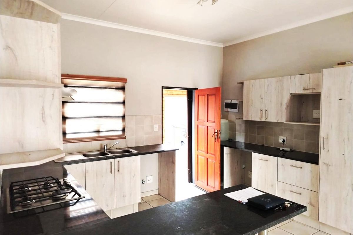 Cozy Living at Castle Gate - Photo 5