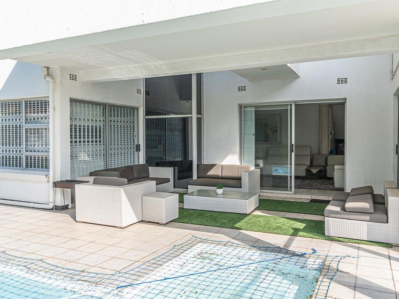 Modern home in prestigious area - Photo 7