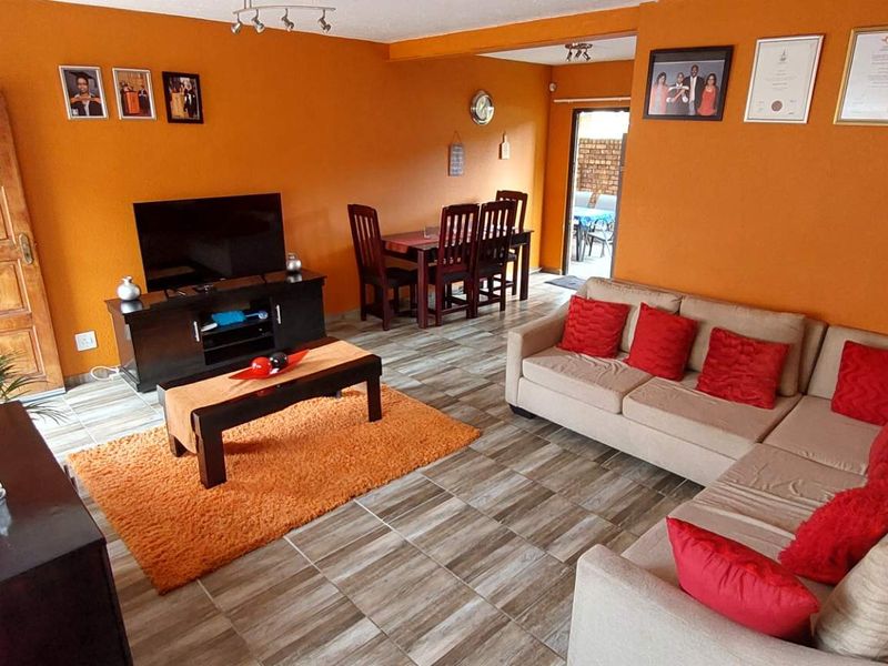 Modern Comfort in a 3-Bedroom, pet friendly duplex - Photo 3