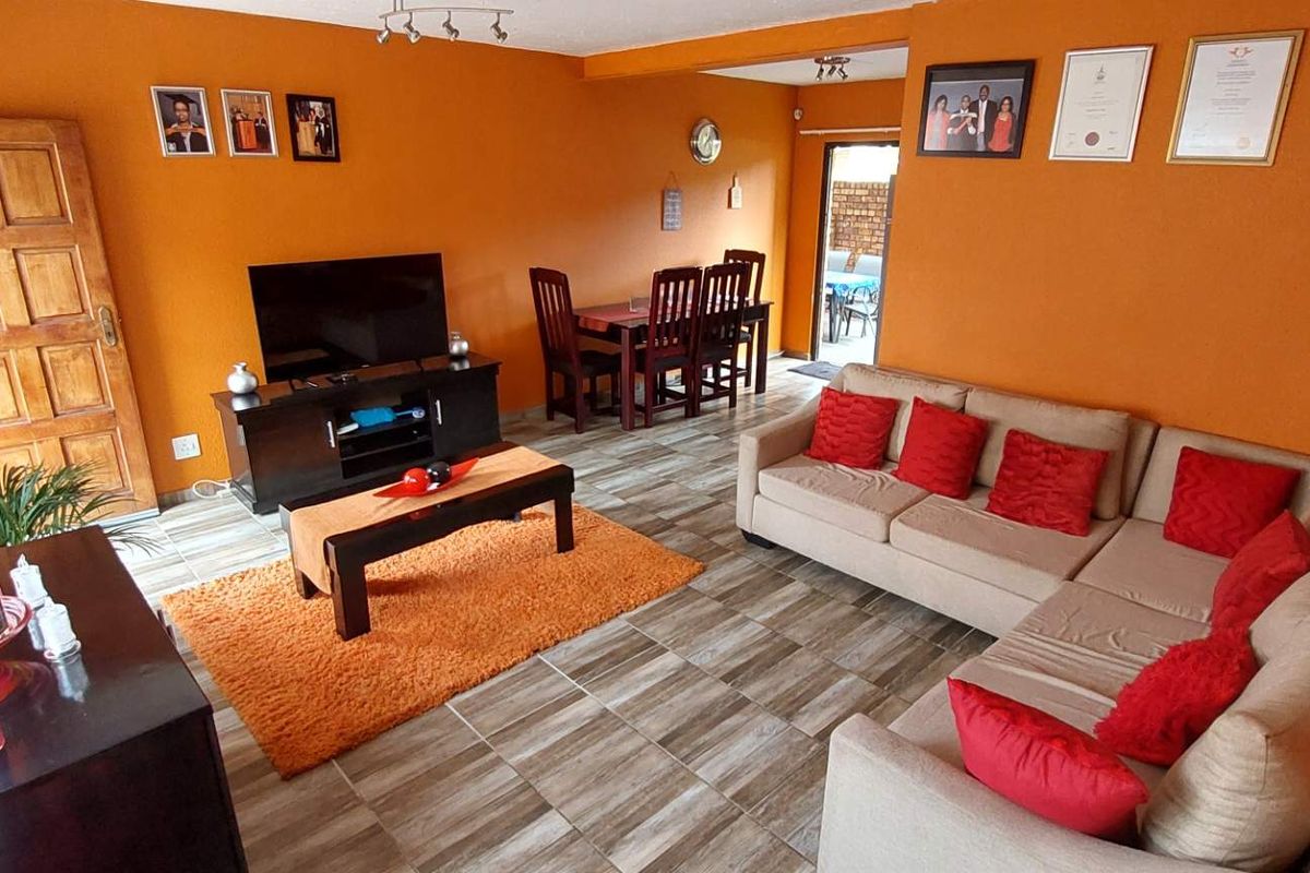 Modern Comfort in a 3-Bedroom, pet friendly duplex - Photo 3