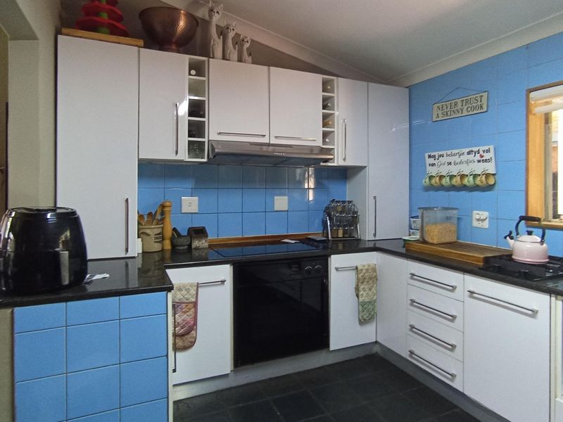 STUNNING LARGE FAMILY HOME IN THE SOUGHT-AFTER ELDORAIGNE AREA - Photo 8