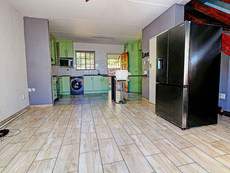 Townhouse Gem: Comfort, Style, and Convenience Await! - Photo 7