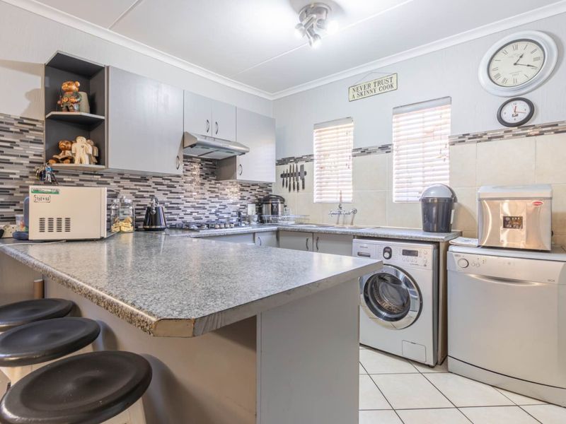 Charming Duplex Unit with Modern Amenities - Photo 9