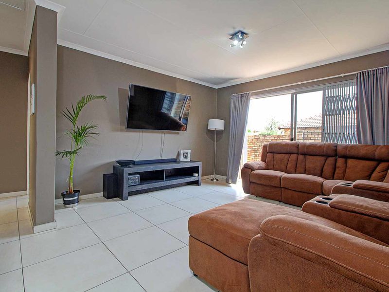 Spacious Living: 2 Areas, Covered Patio, Pet-Friendly Garden! - Photo 8