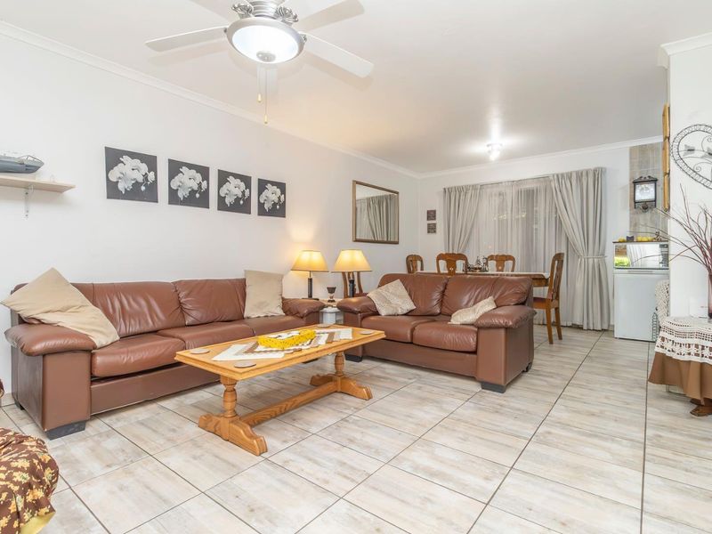 Stunning Duplex in sought after Honeydew Manor - Where space and style connect – - Photo 5