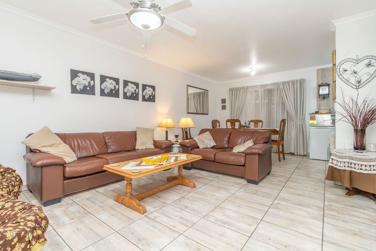 Stunning Duplex in sought after Honeydew Manor - Where space and style connect – - Photo 5