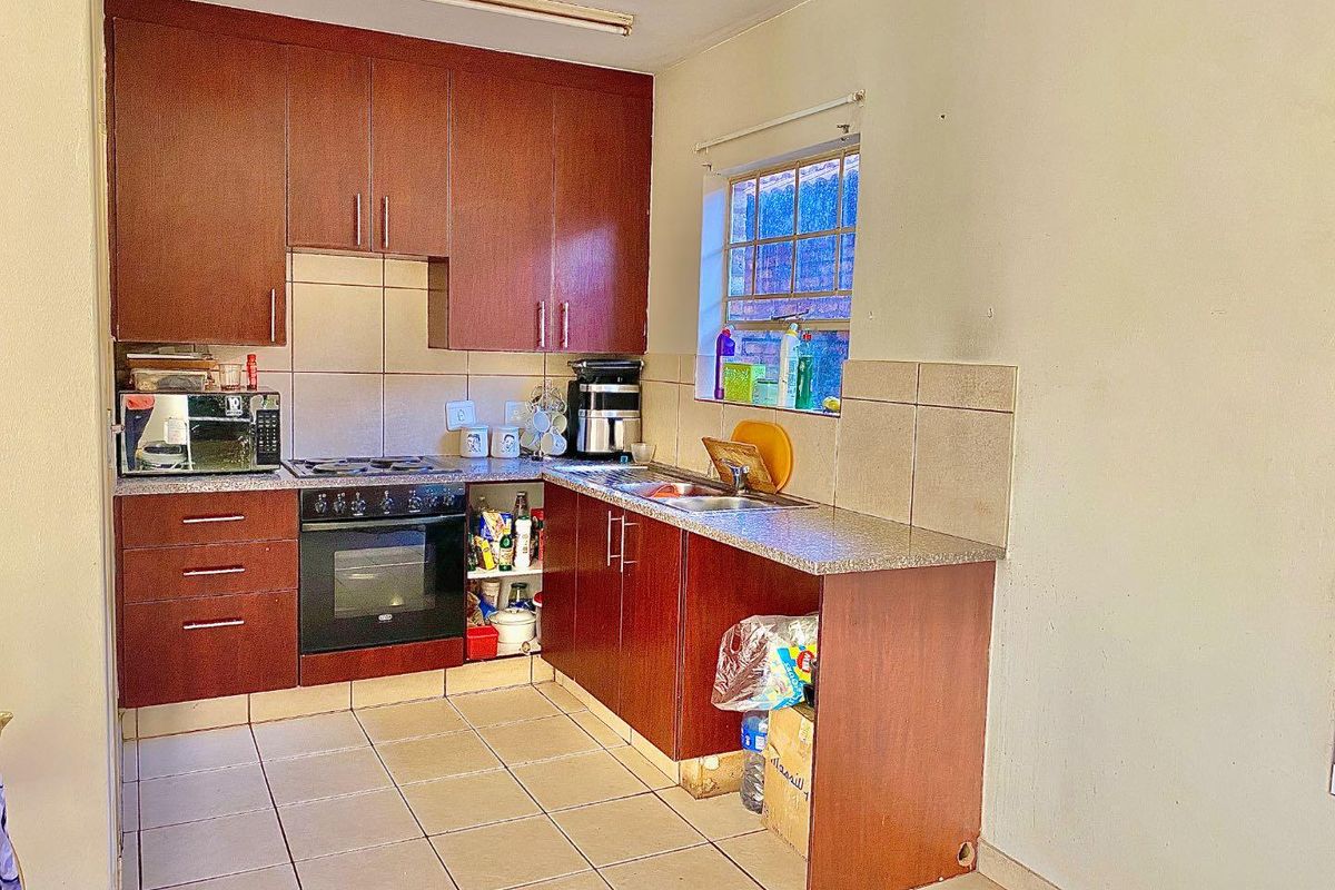 Charming Family Home in Secure Community - Photo 3