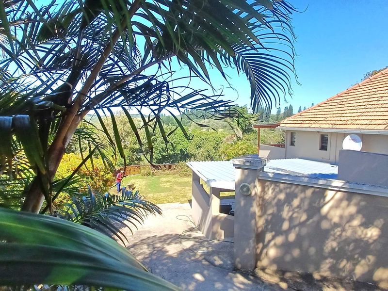 Tranqual family home with uninterupted views toward Nahoon Beach - Photo 3