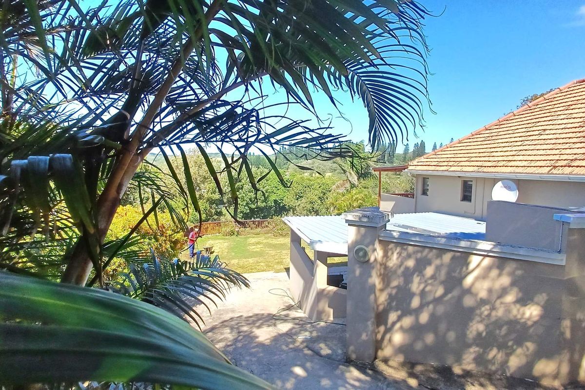 Tranqual family home with uninterupted views toward Nahoon Beach - Photo 3