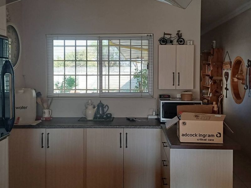 Perfect home for a family seeking space & security! - Photo 8