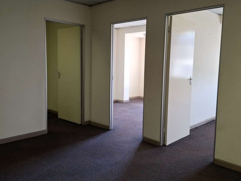 Prime Office Space Available: Ideal for Your Business Needs - Photo 9