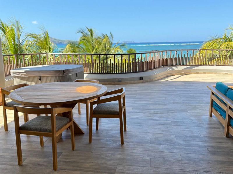 Beachfront Luxury Living with Panoramic Ocean Views - Photo 2