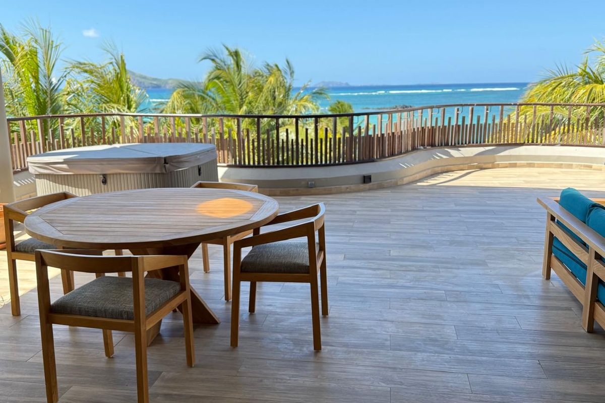 Beachfront Luxury Living with Panoramic Ocean Views - Photo 2