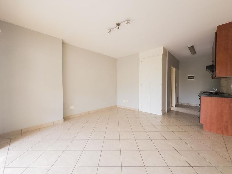 Stunning Bachelor Unit For Rent in Oukraal Boulevard, The Meadows! - Photo 4