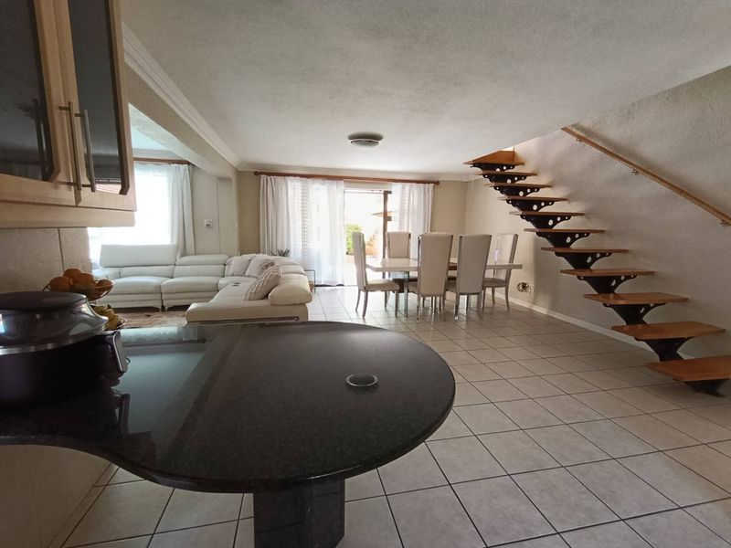 Magnificent three bedroom pet friendly family home - Photo 2