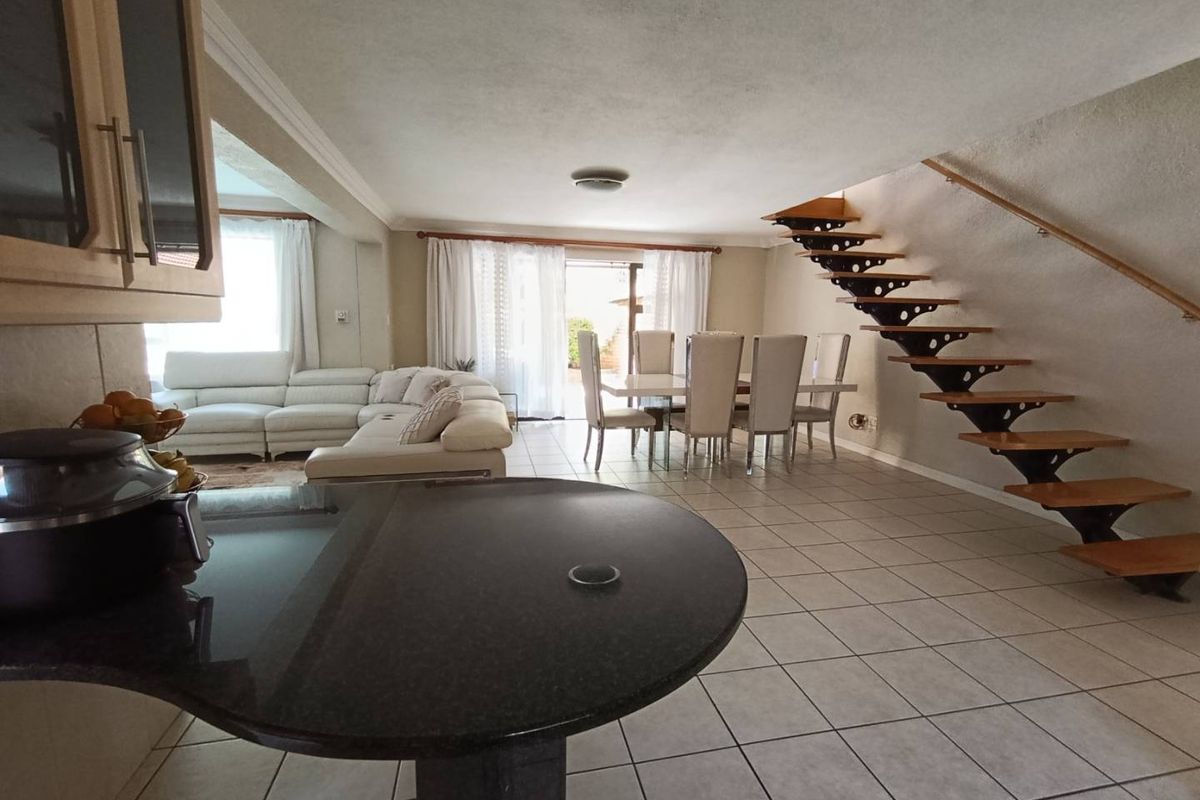 Magnificent three bedroom pet friendly family home - Photo 2