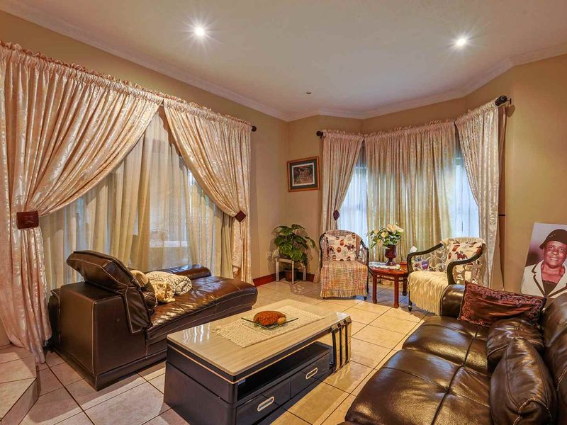 4 Bed with Cottage Open-Concept Dream Home: Perfect for Families - Photo 9