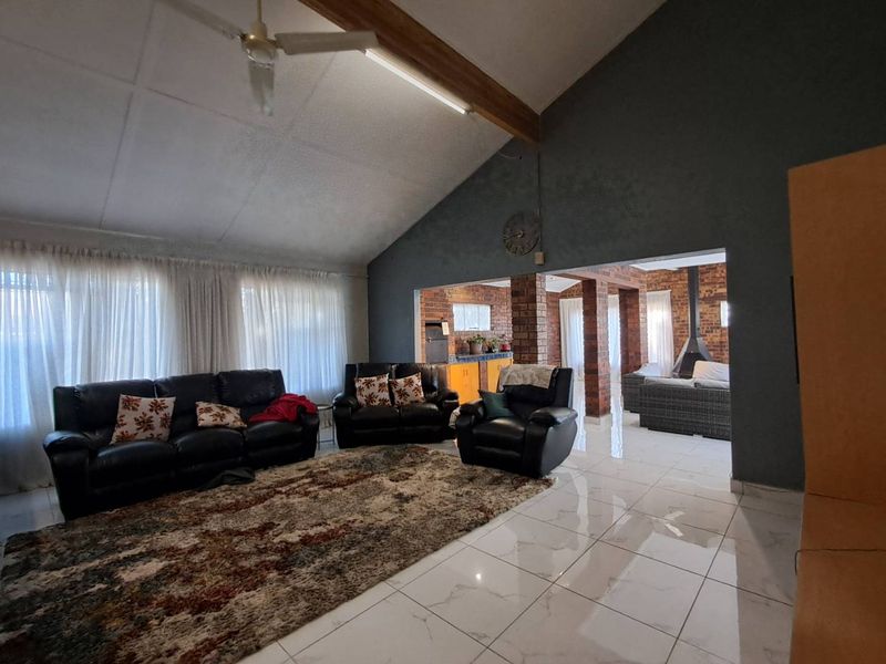 4 Bedroom house with 2 bedroom cottage - Photo 10