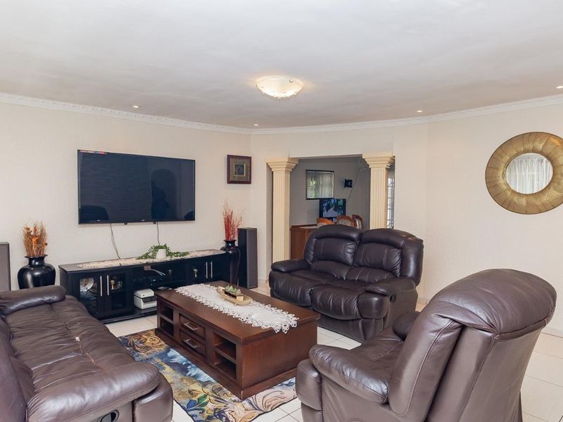 Stylish Family Home - Photo 8