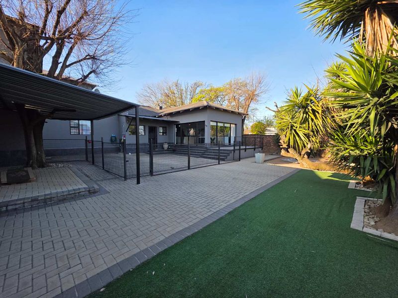 Spacious 4-Bedroom Home with Modern Comforts & Classic Charm - Photo 4