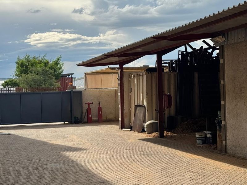 🔥 FOR SALE: 2 Warehouses + 3-Bed House on a 3 040 m2 Erf (CC Sale) 🔥 - Photo 2