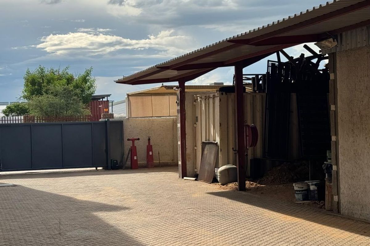 🔥 FOR SALE: 2 Warehouses + 3-Bed House on a 3 040 m2 Erf (CC Sale) 🔥 - Photo 2